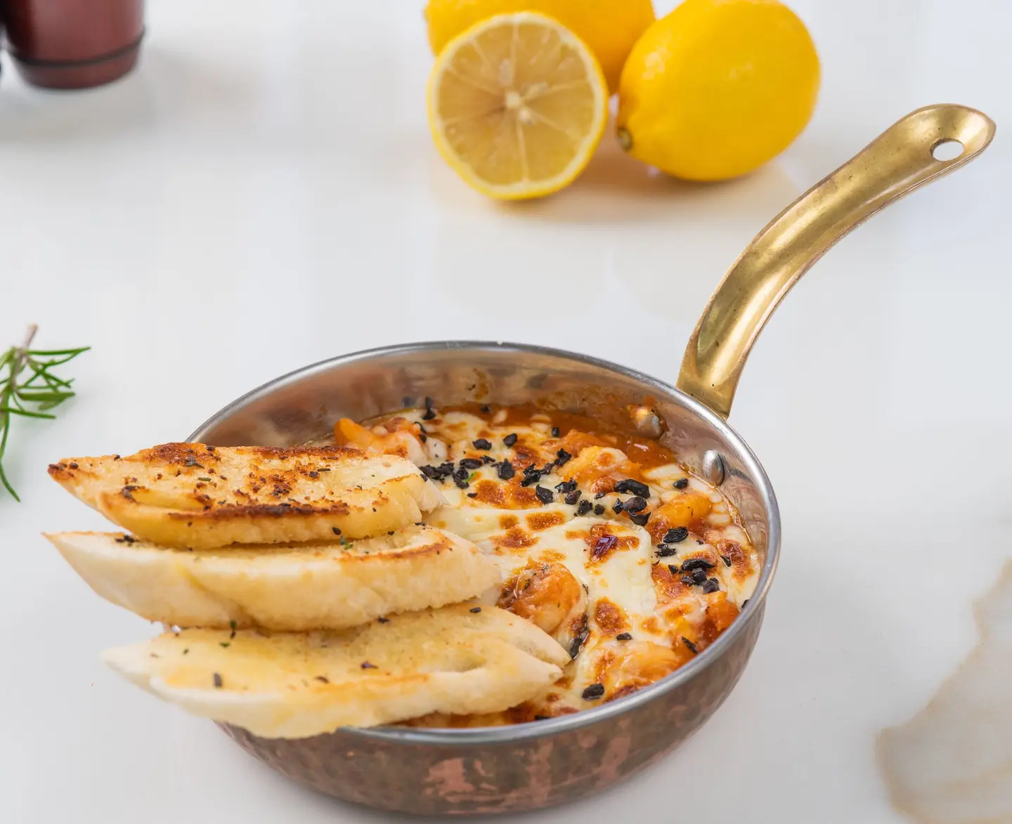 فخارة روبيان بالطماطم و الجبن