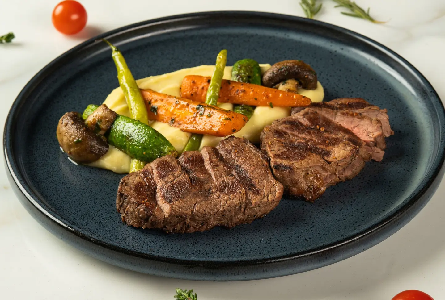 تندرليون ستيك مع بطاطس مهروسة وصوص المشروم