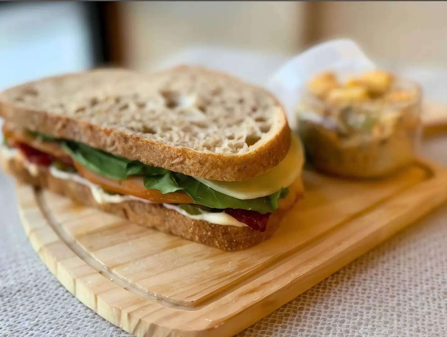 ساندوتش حبش مدخن وجبنة بروفولون