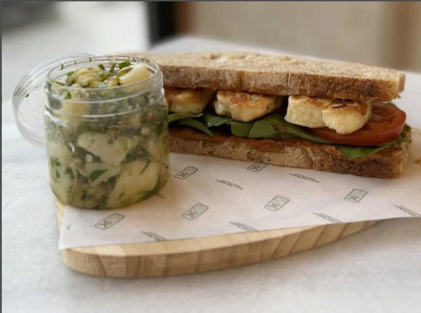 ساندويتش بيستو حلومي