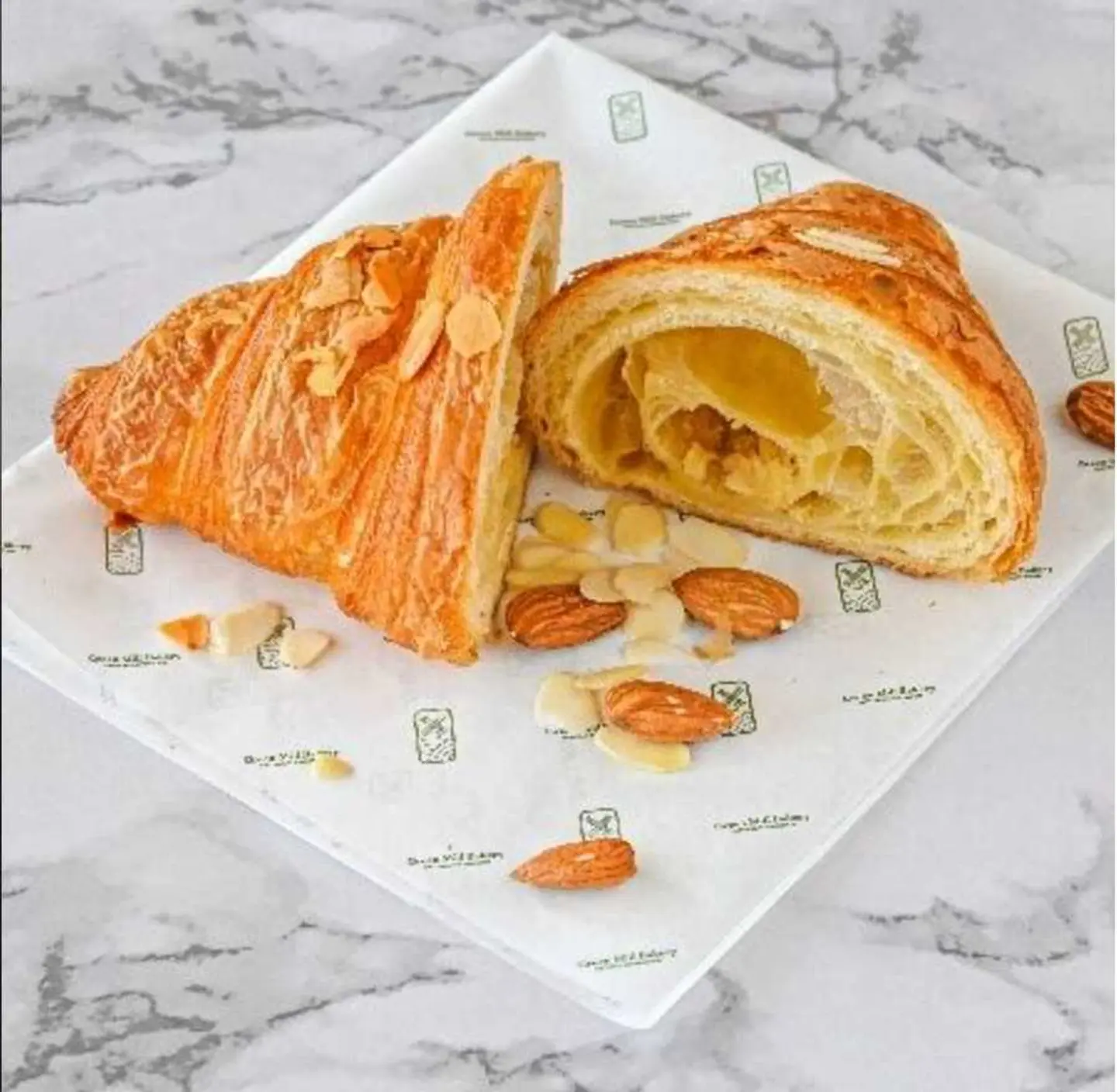 كرواسون باللوز