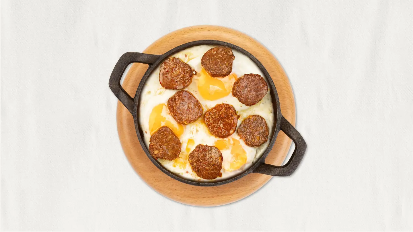 بيض مقلي بالسجق