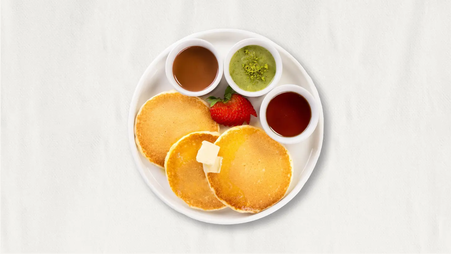 طبق البانكيك مع الصوصات الثلاثة