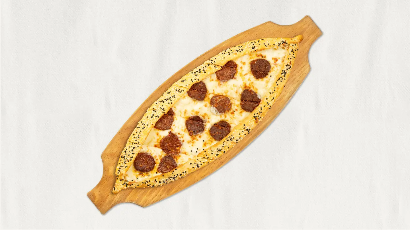 فطيرة سجق بالجبنة