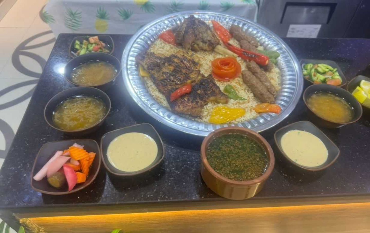 موزة+ربع كفتة+نصف دجاج فحم+ملوخية+ارز بسمتي