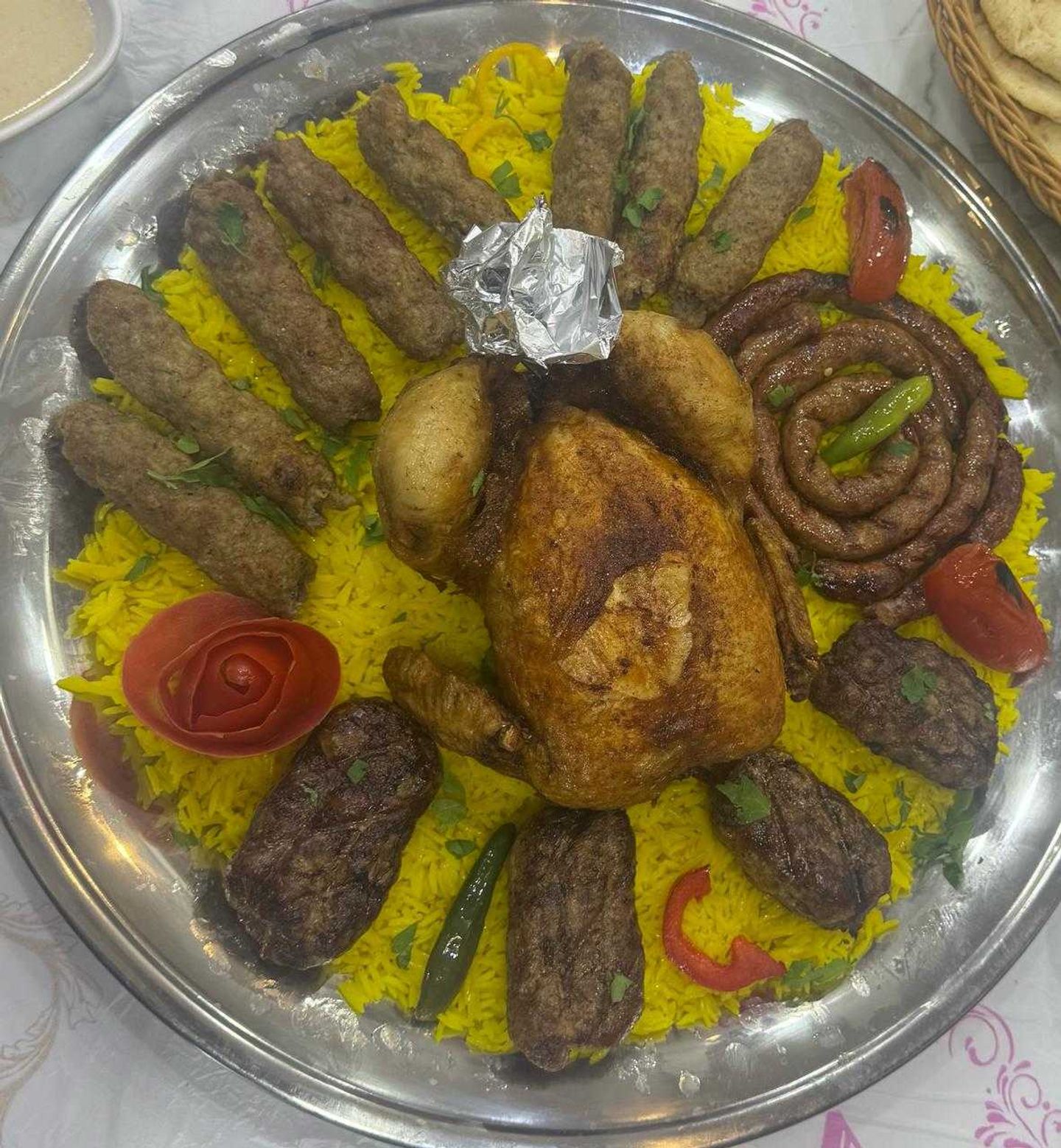 صنية 1دجاجة محمرة+نصف كفتة+ربع طرب+ربع سجق+ارز بسمتي+طحينة+خبز