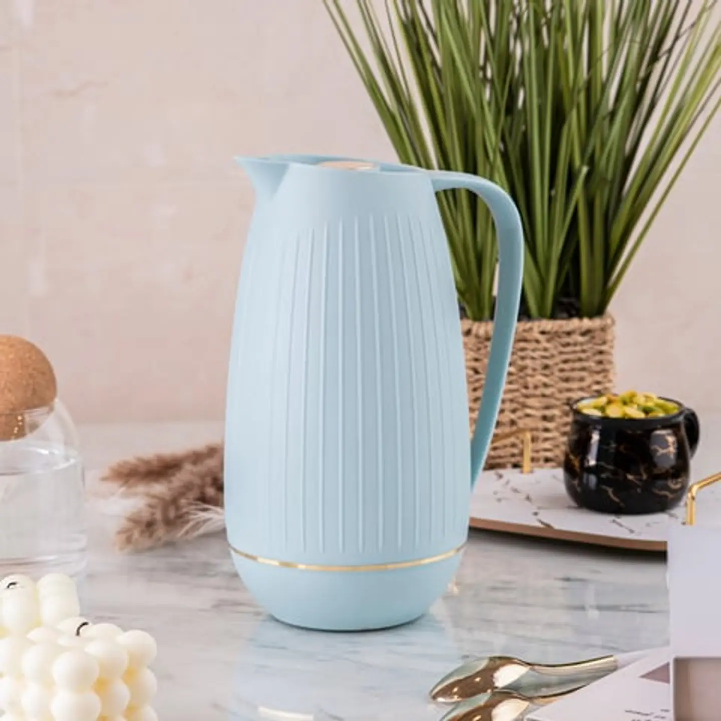 قهوة سعودية مع دلة حافظة للحرارة