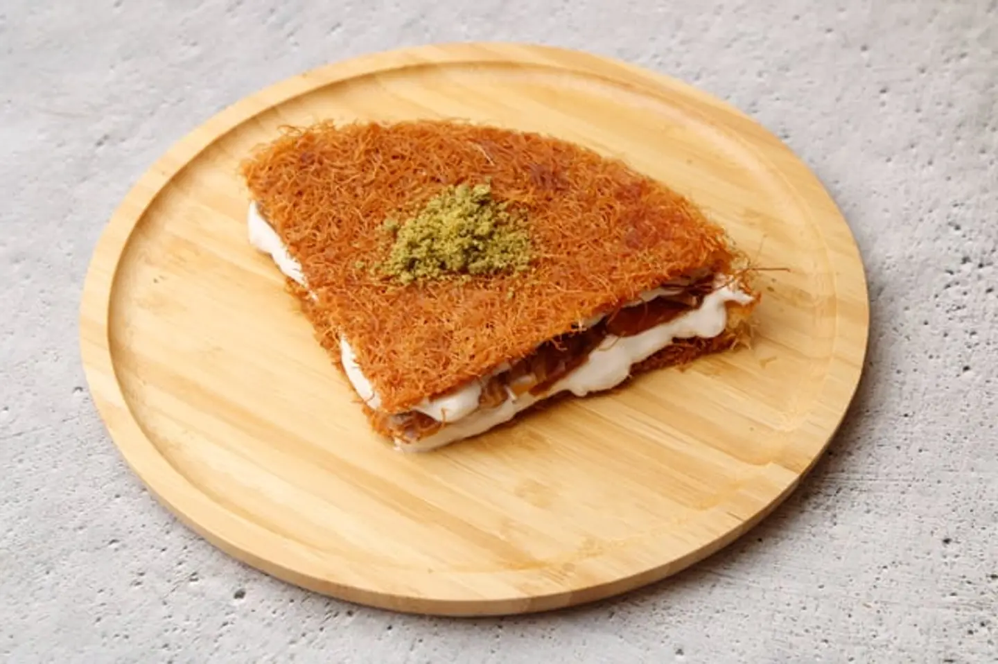 كنافة خشنة قشطة وتمر