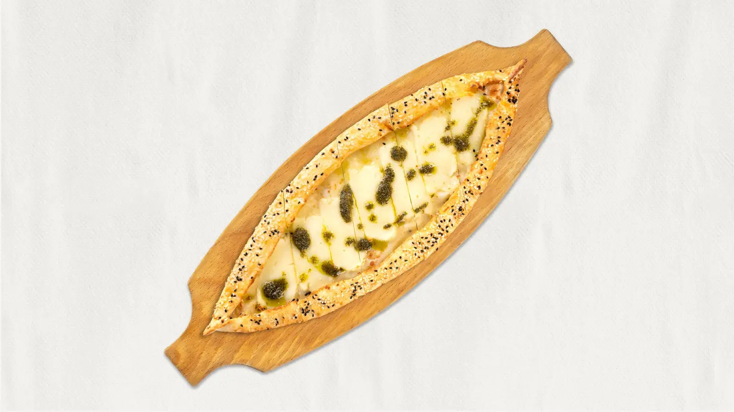 فطيرة جبنة حلوم بالبيستو