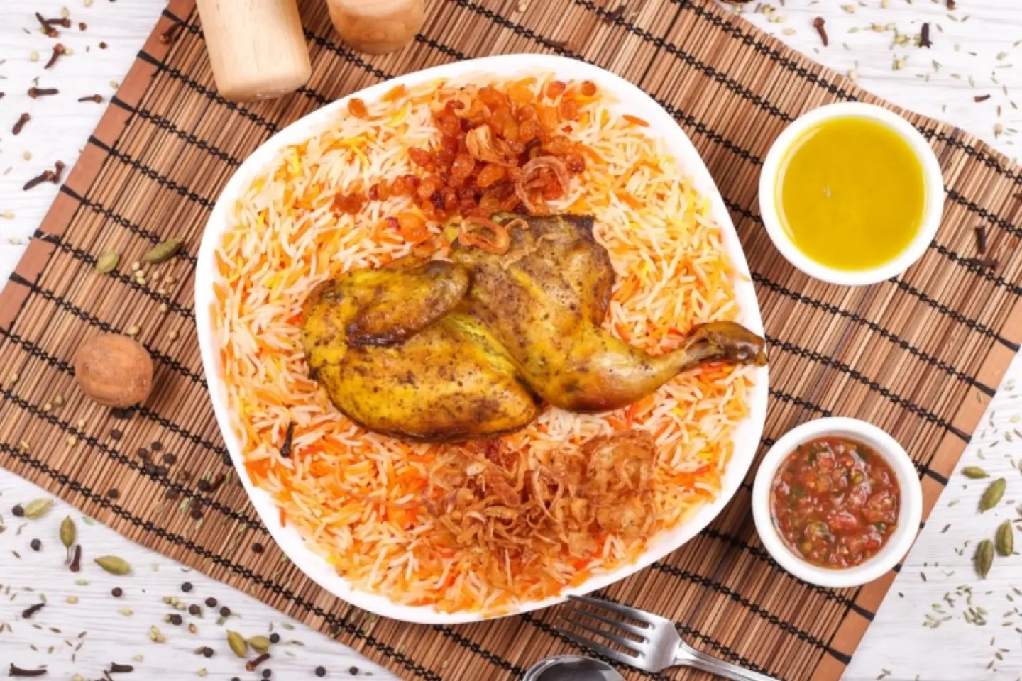 نص دجاج مندي مع الأرز