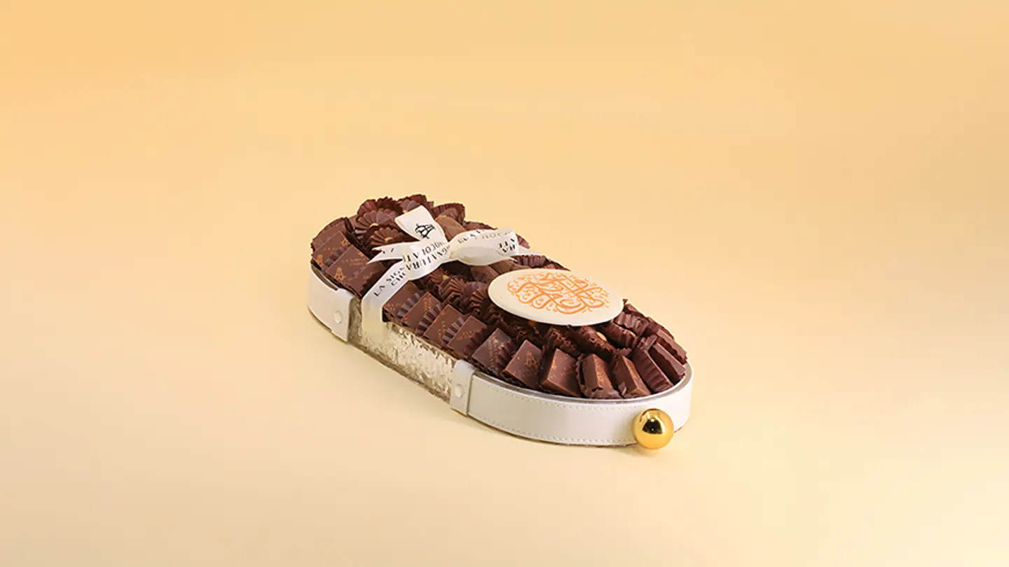 Oval Leather Tray With Exposed Chocolate And Eid Phrase Bar 1811