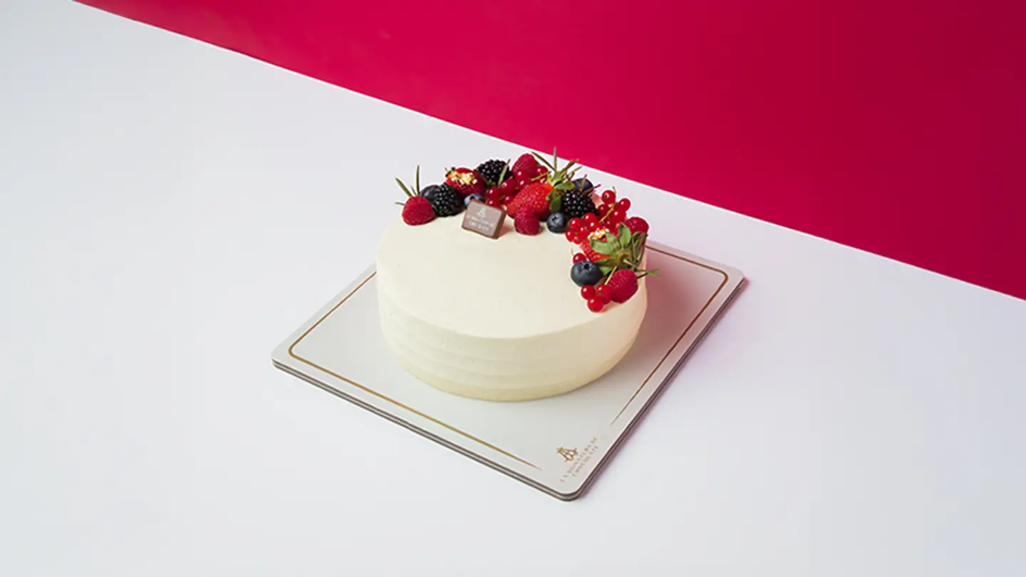 Strawberry Fruit Cake 20 Cm