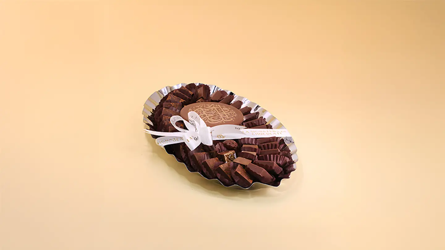 Oval Steel Tray With Exposed Chocolate And Eid Phrase Bar 1798