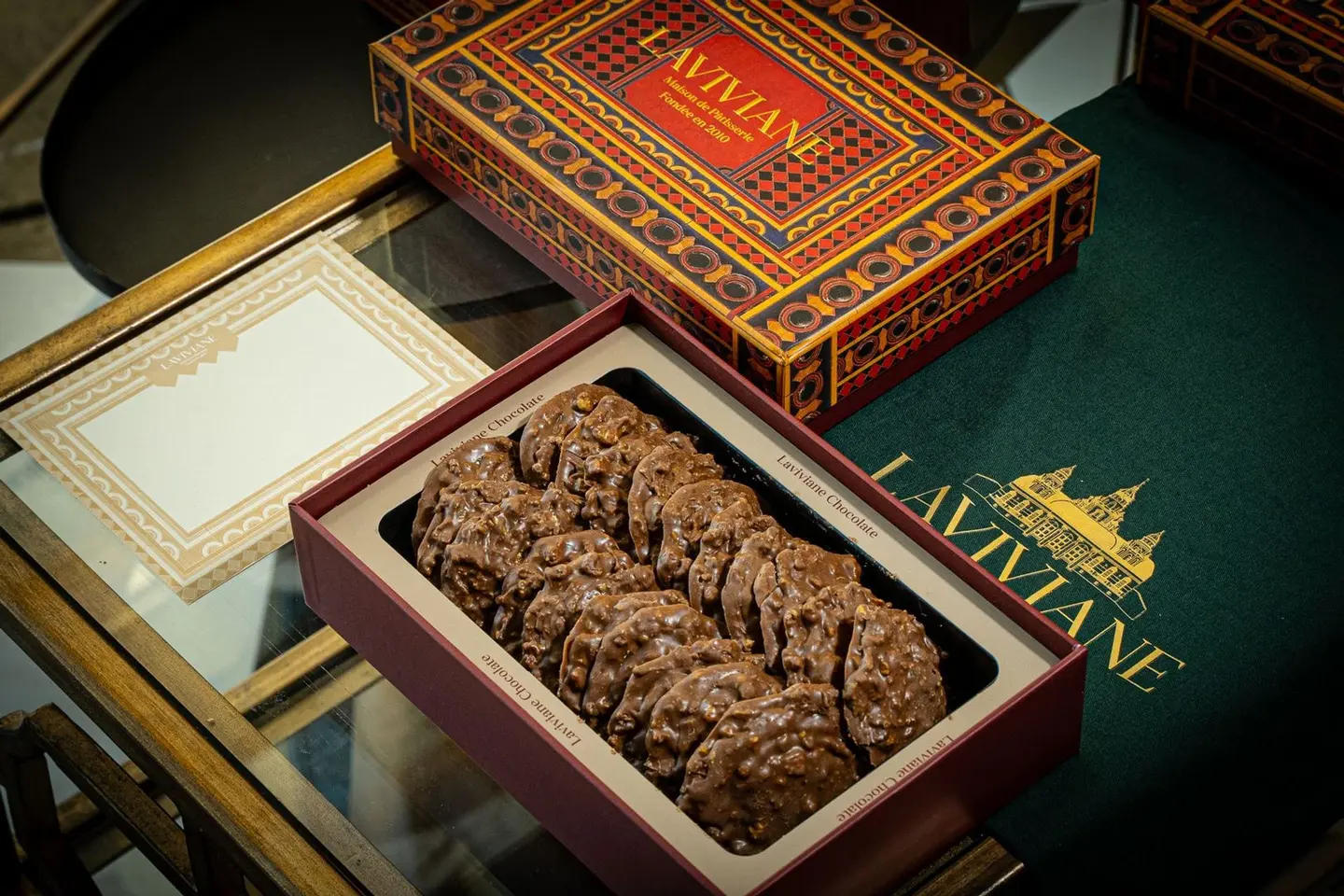 بوكس الشوكولاتة الفاخر من لاڤيڤيان - كرنشي بيوقلز