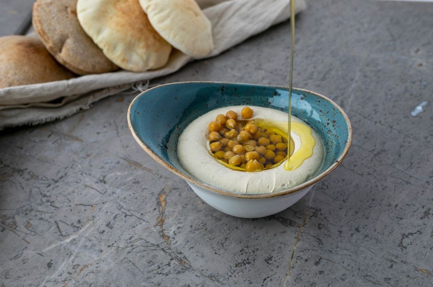 حمص بالطحينة