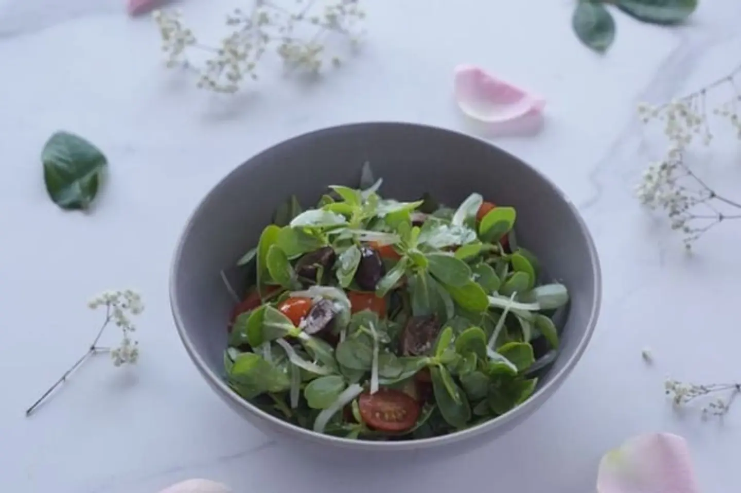 سلطة البقلة والزيتون