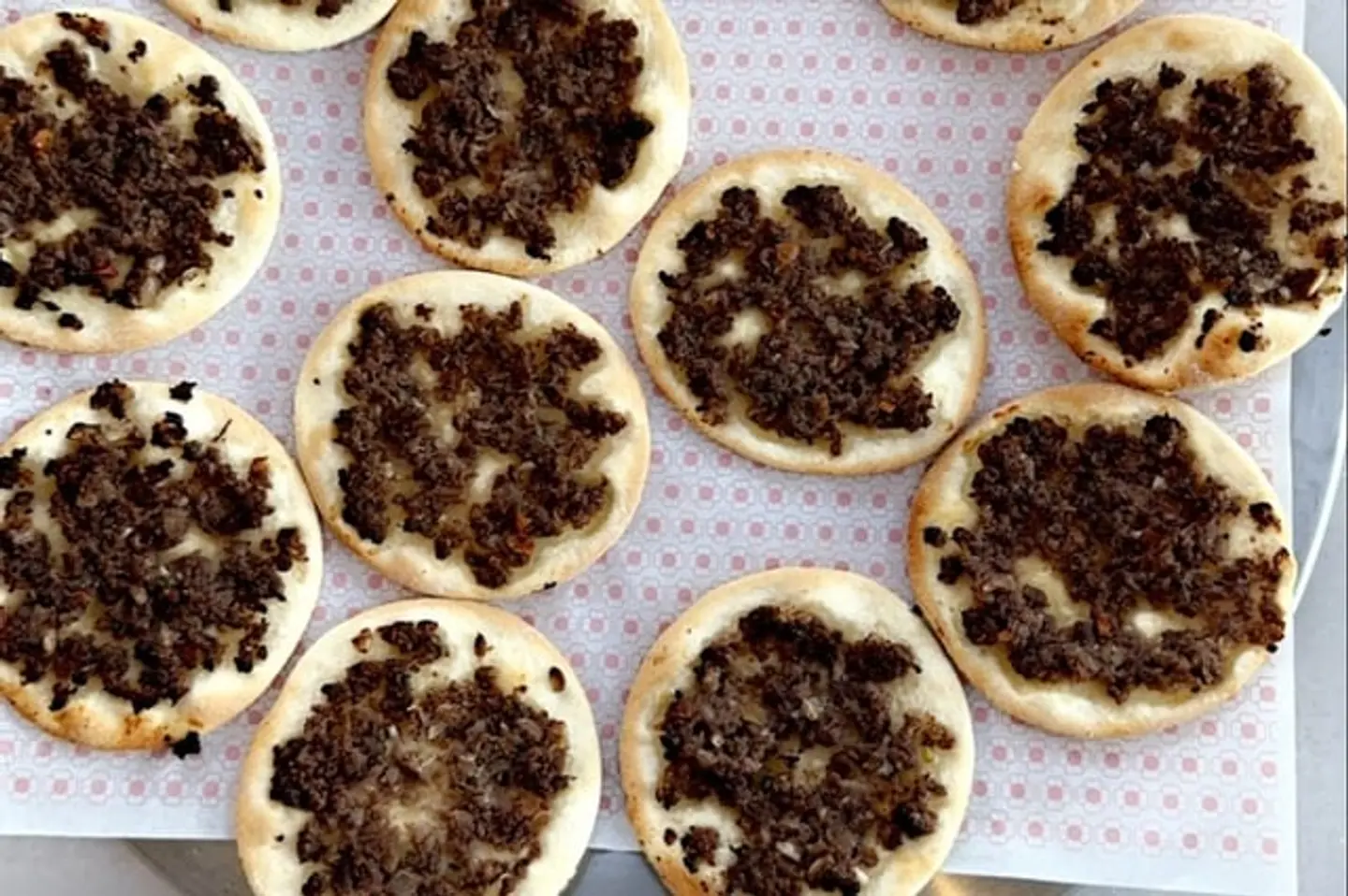 لحم بعجين صغير