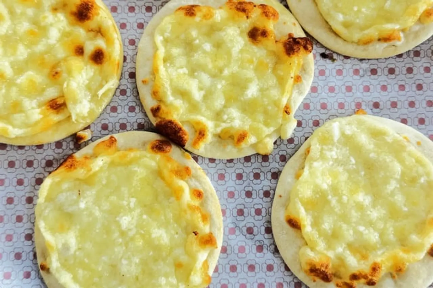 مناقيش جبنة صغيرة