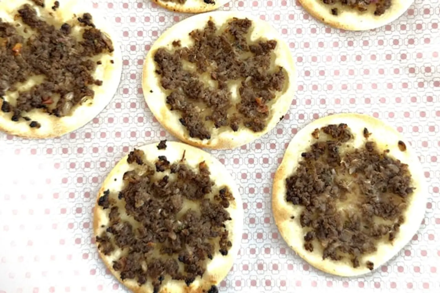 ٦ فطائر لحم بعجين صغيرة