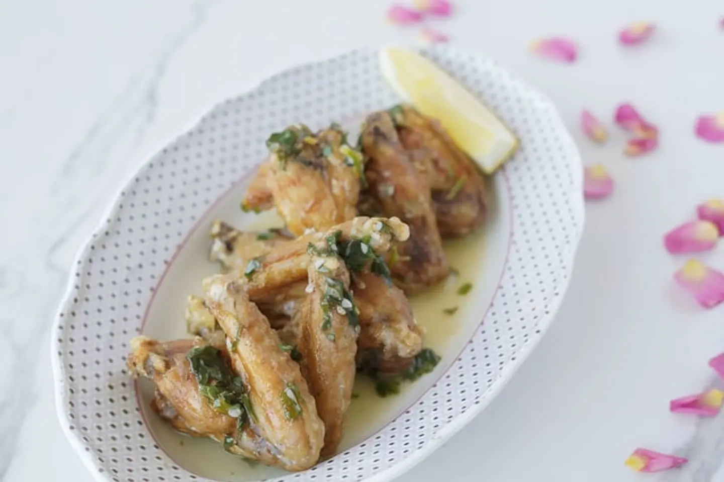 أجنحة دجاج متبّلة بالبهارات