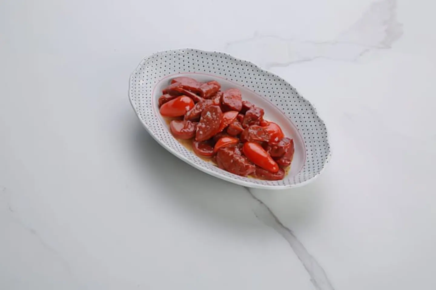 سجق حارة مع الطماطم