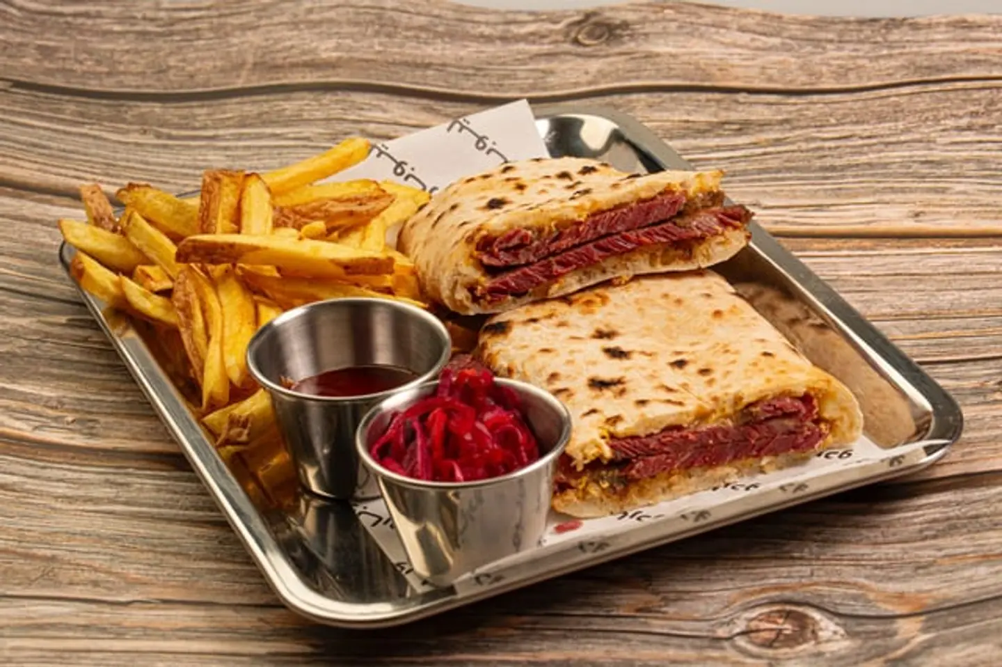 ساندويتش بسترامي يقدم الى الساعه 5:00 مساء