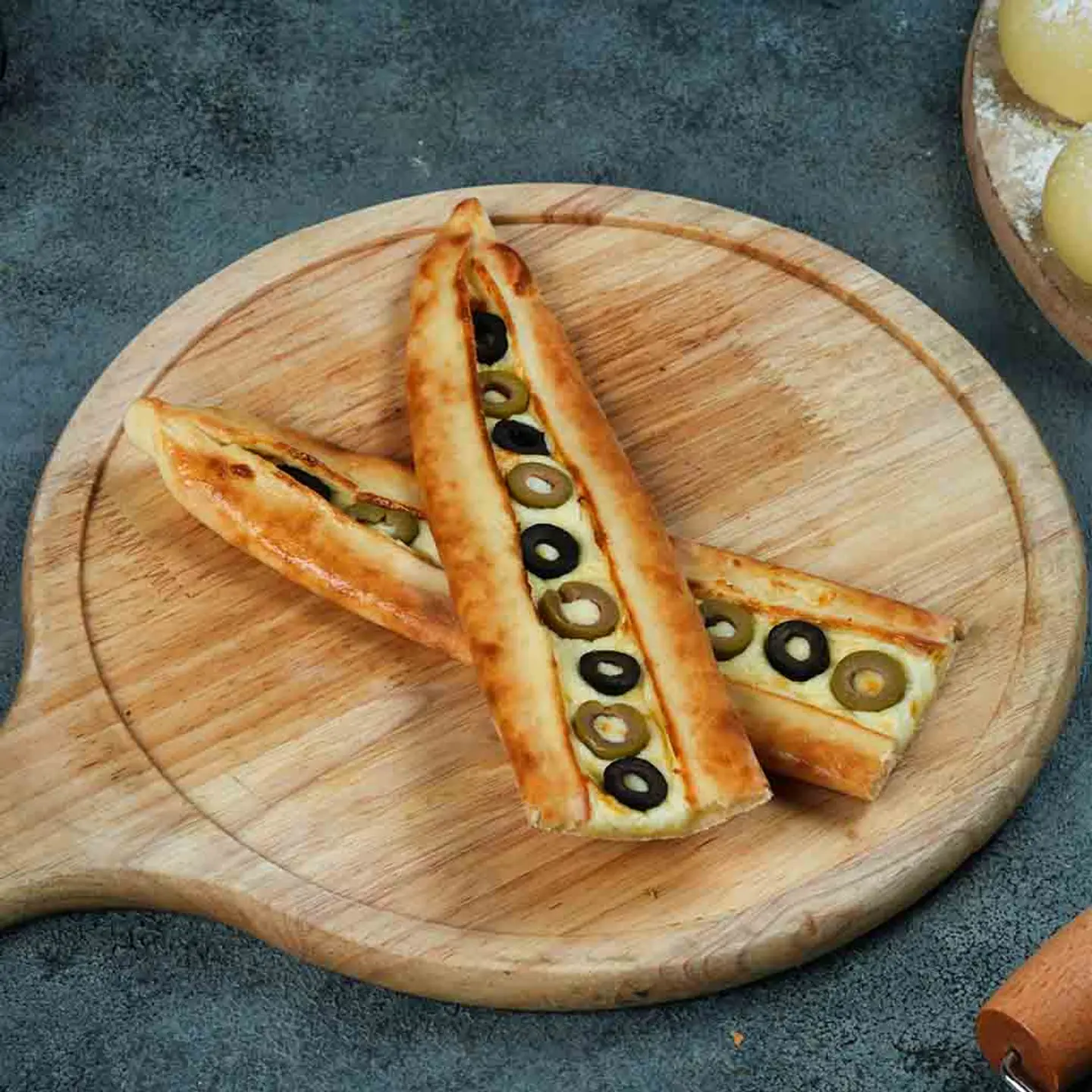 فطيرة جبن عكاوي بالزيتون