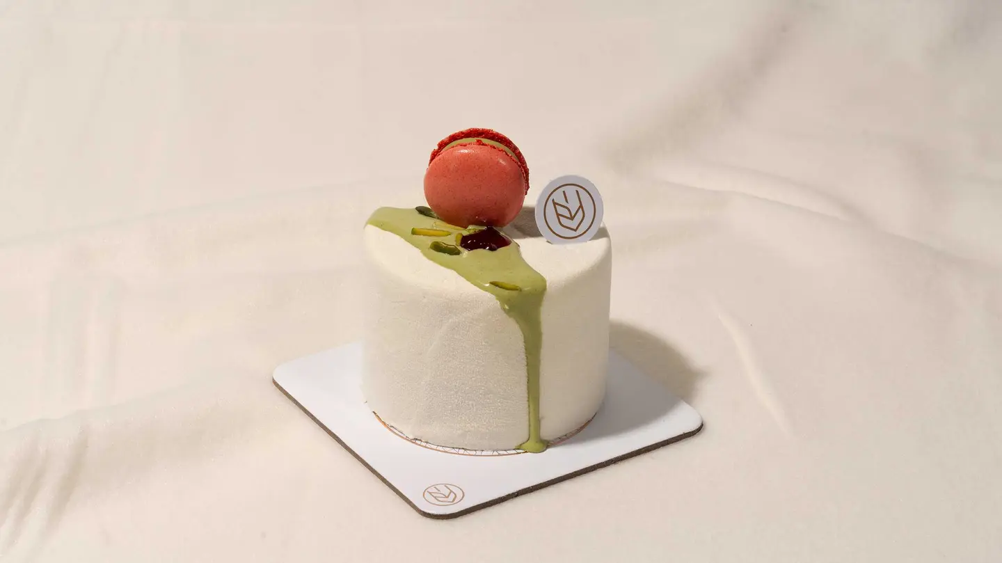 كيكة البيستاشيو المملح مع الرمان (صغير)