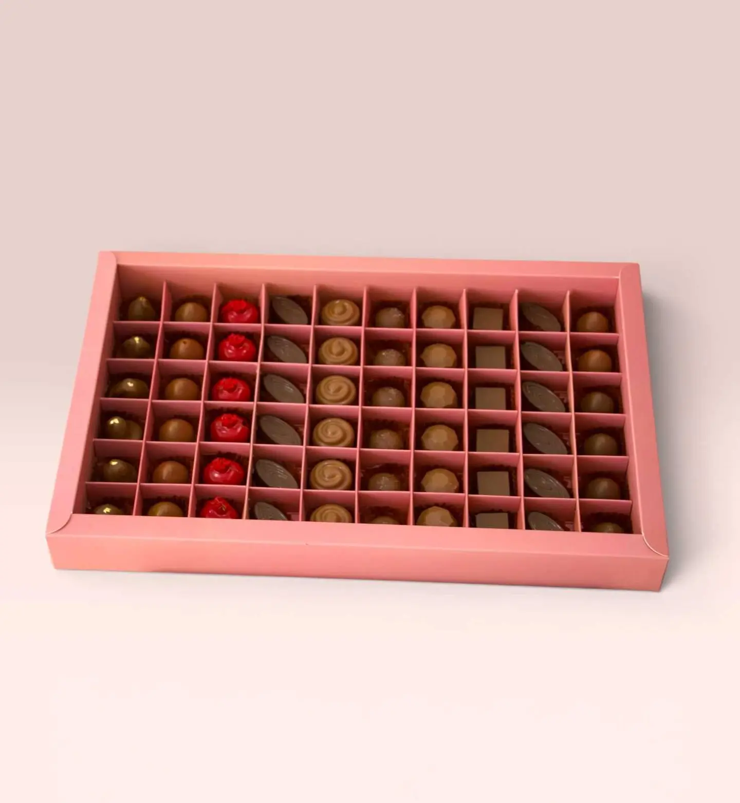 علبة شوكولاتة وردية كبيرة