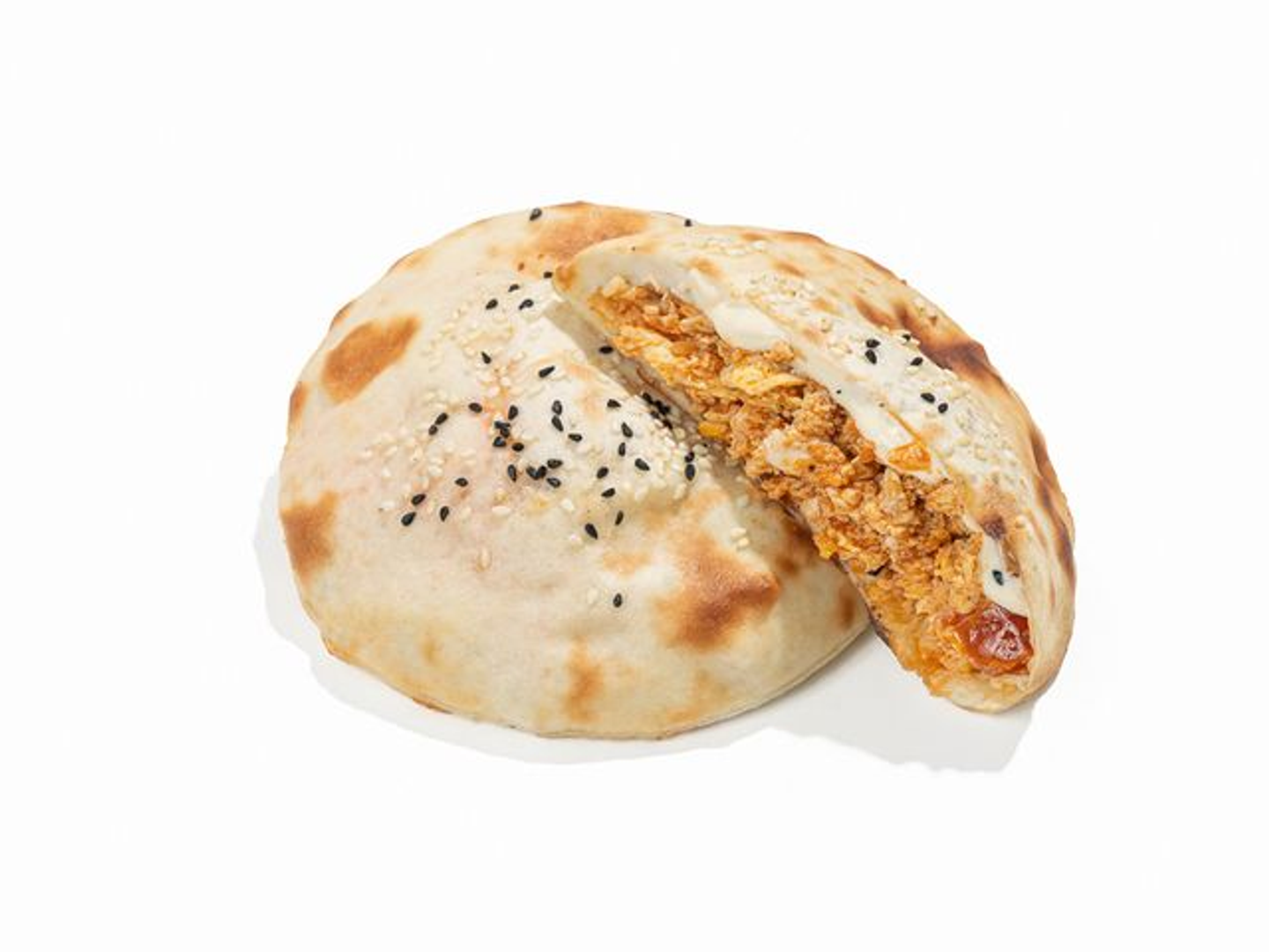 عرض ثلاثة حبات مدورة بيض شكشوكة بالجبنة