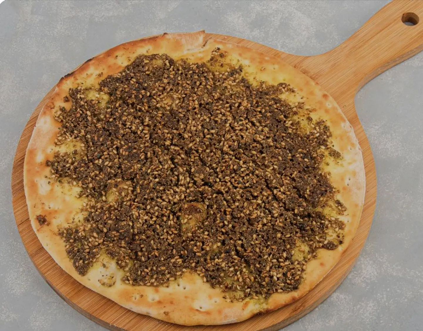 بيتزا بالزعتر واللبنة والزيتون آطراف جبن - صغير