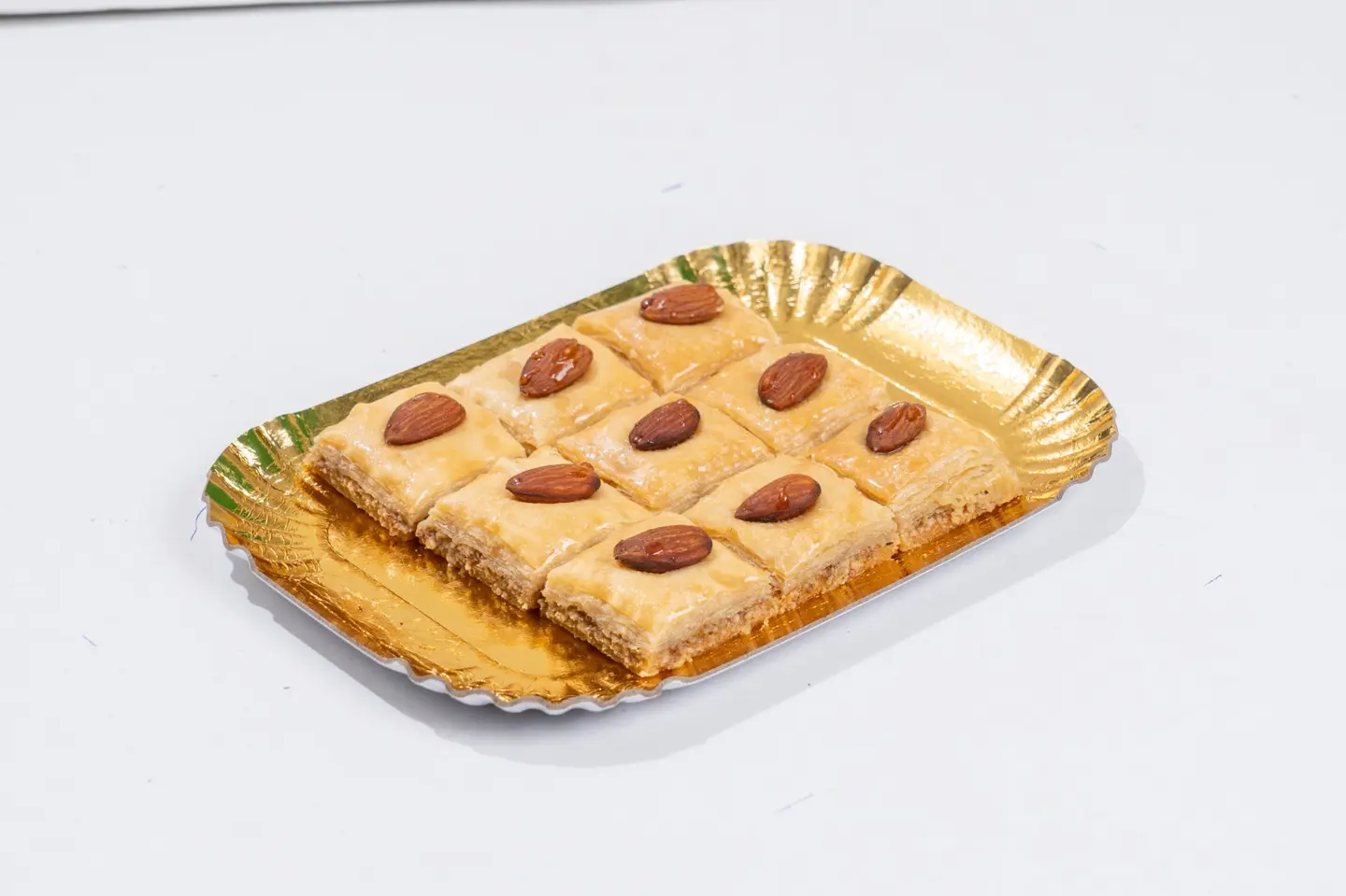مربعات الكاجو مع اللوز