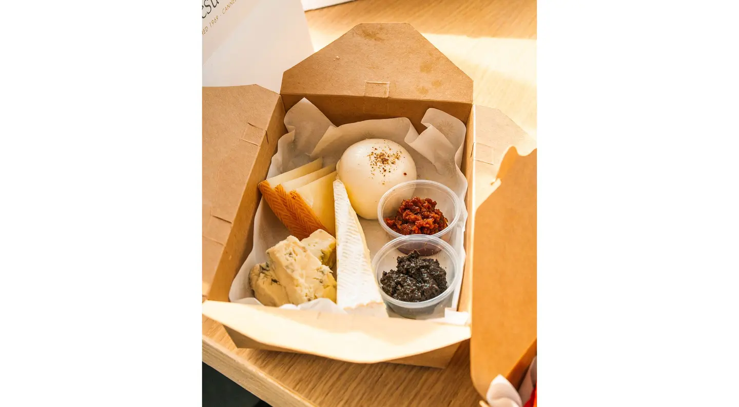 تشكيلة لحم مقدد وأجبان مشكلة