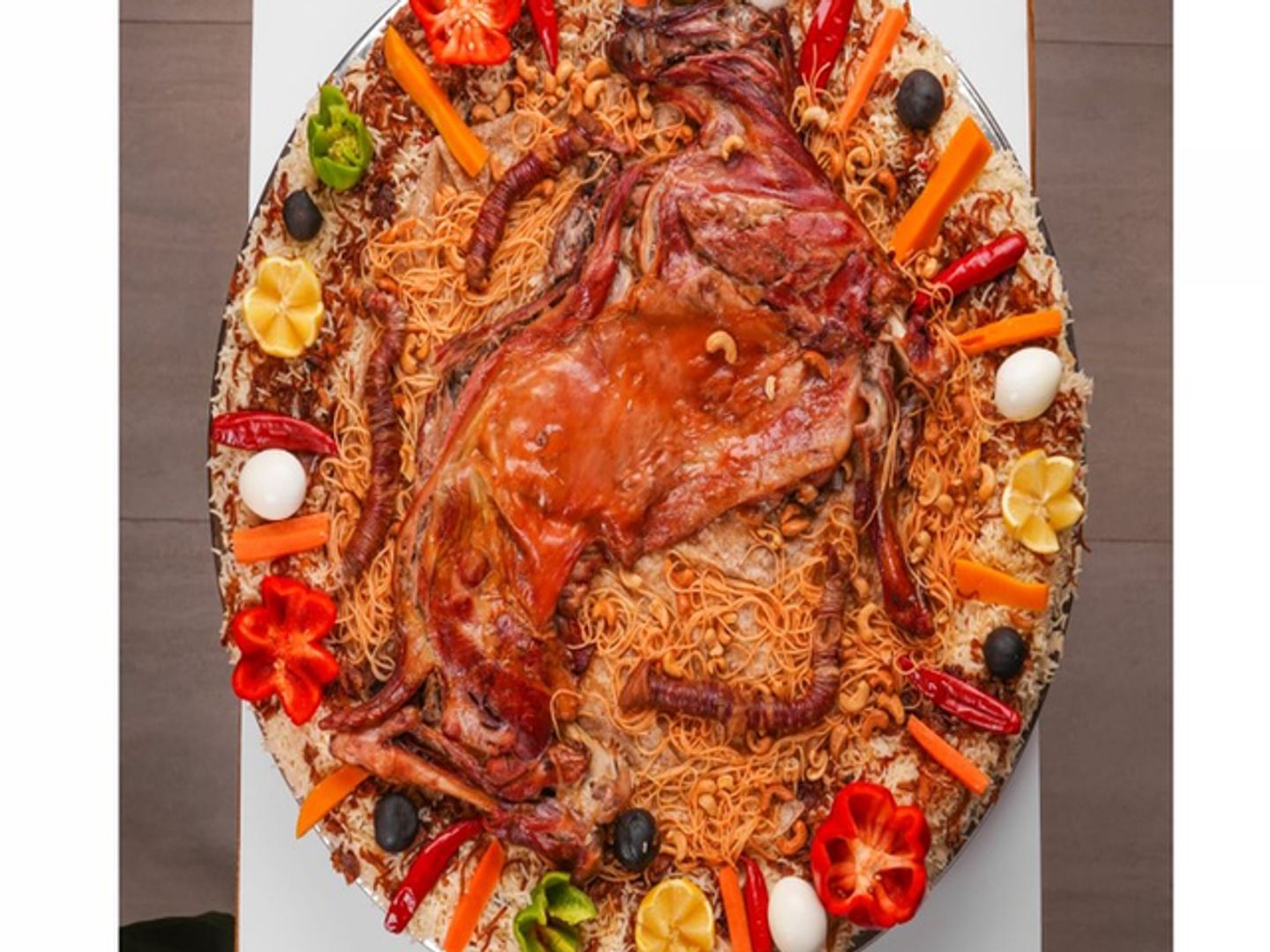 حبة دجاج حنيذ مع رز مشكل