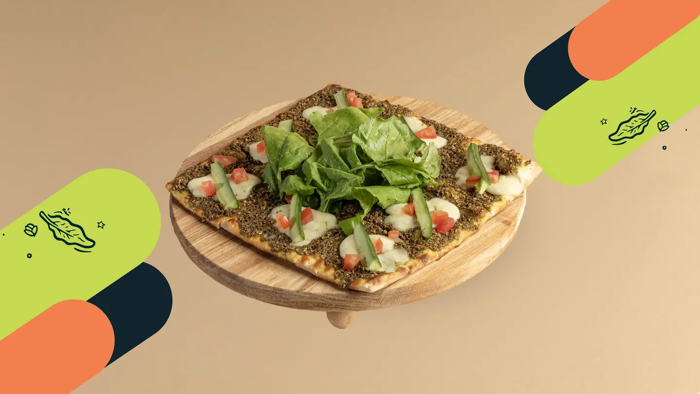 بيتزا جبنة العكاوي مع الزعتر