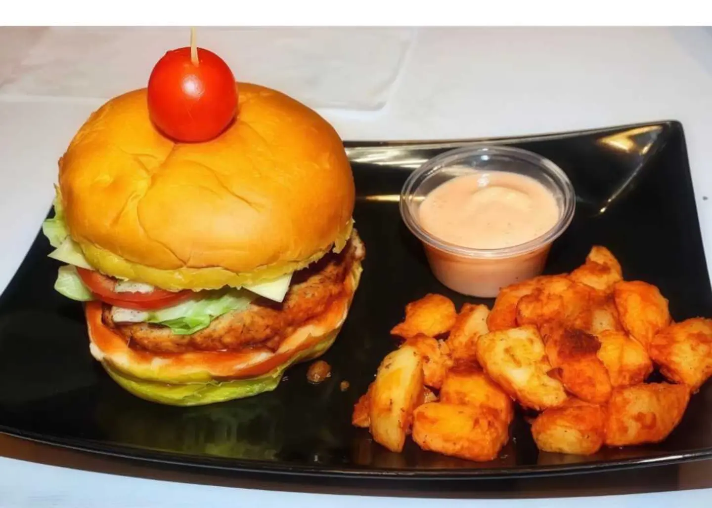 وجبة برقر دجاج و50ج بطاطس مشوي