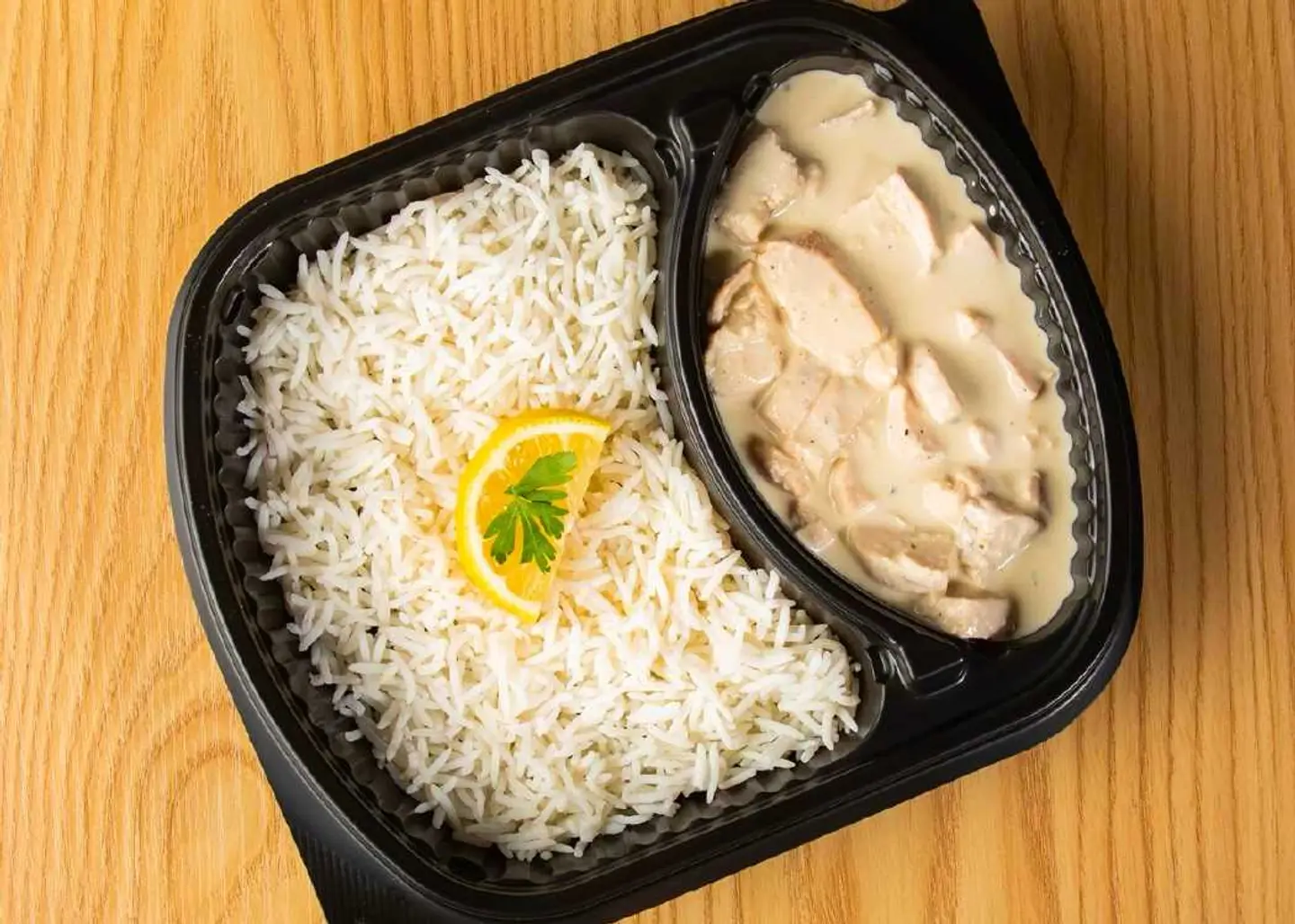 دجاج بالصلصه البيضا مع الأرز الأبيض