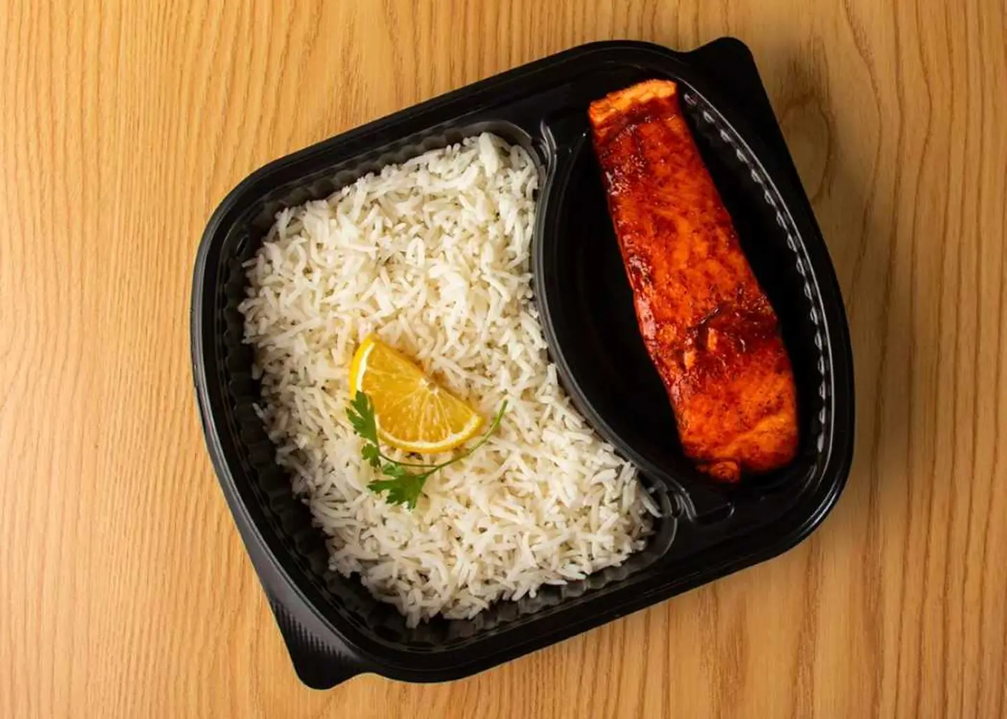 سلمون بابريكا مع الأرز الأبيض