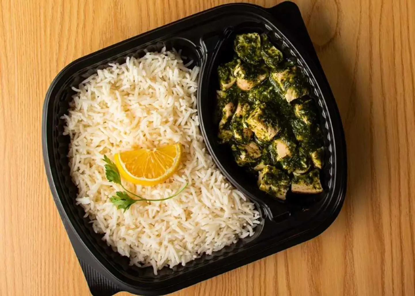 دجاج ملوخية مع الأرز الأبيض