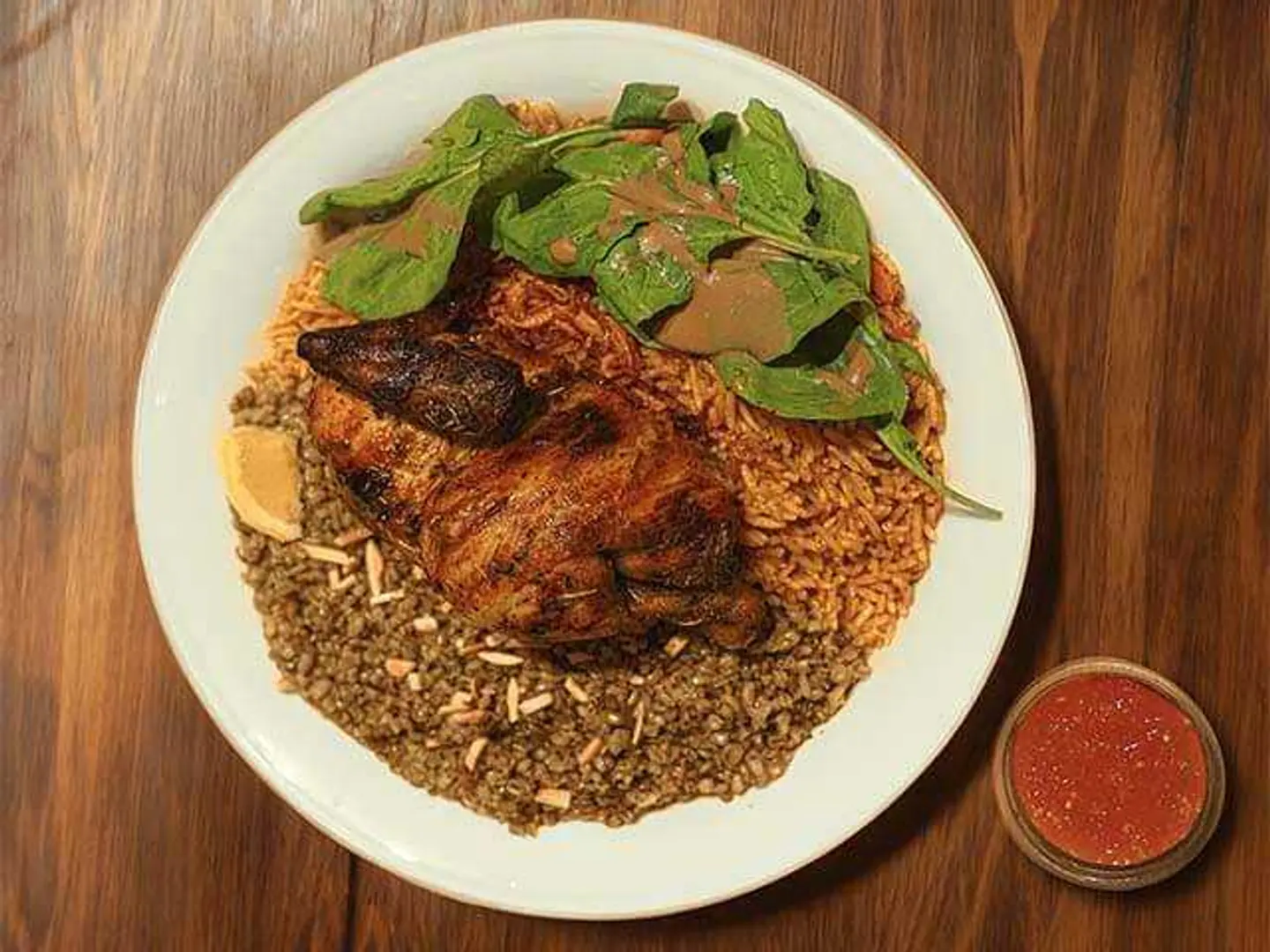 نصف دجاجة مع نصف فريكة ونصف أرز محمر حار