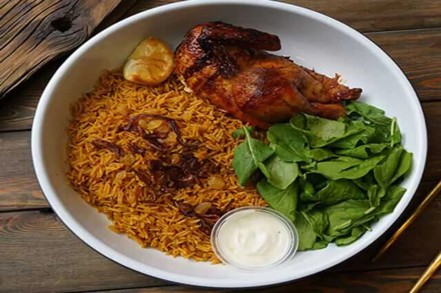 نصف دجاجة مع أرز محمر عادي