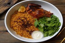 نصف دجاجة مع أرز محمر عادي