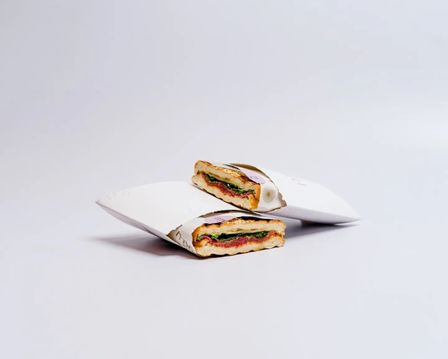 ساندويتش بريزاولا و جبنة البارميزان