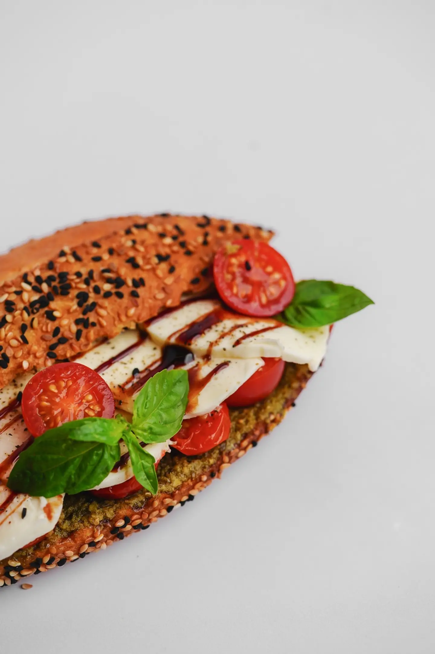 بريتزل الطماطم والموزاريلا