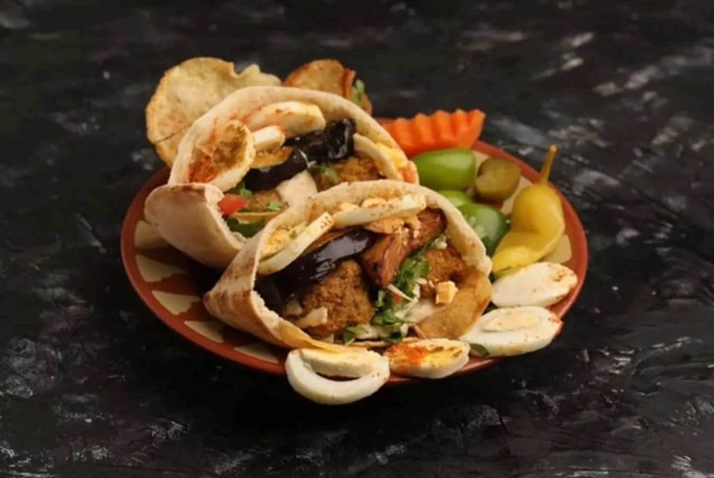 ساندوتش طعميه مع بيض مع حمص