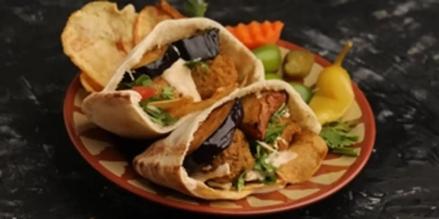 ساندوتش طعميه مع حمص
