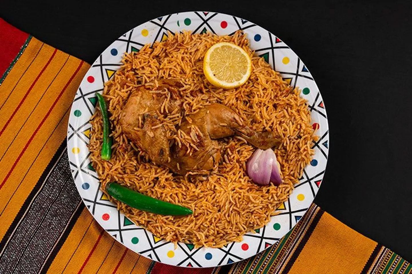 نصف حبة دجاج مضغوط مع أرز