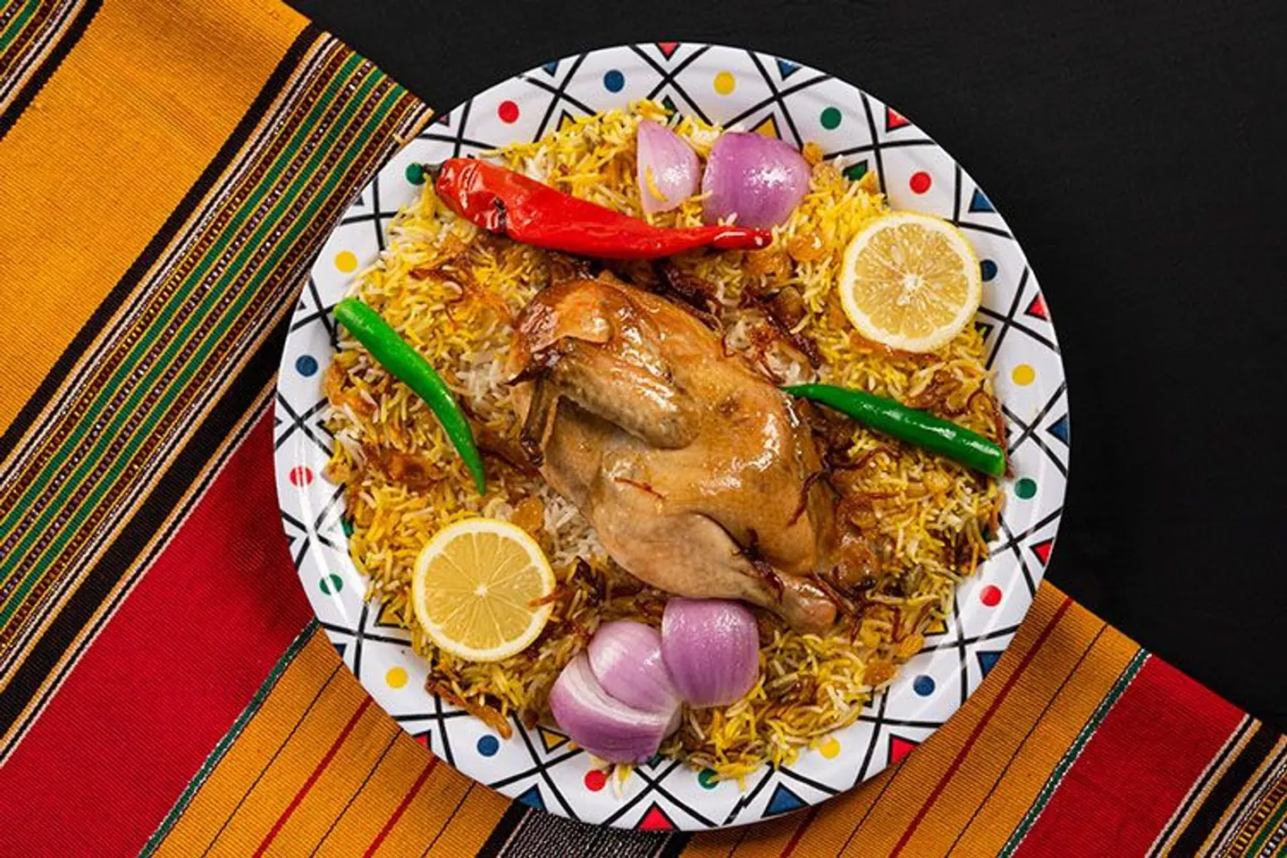 نصف حبة دجاج حنيذ مع أرز بشاور
