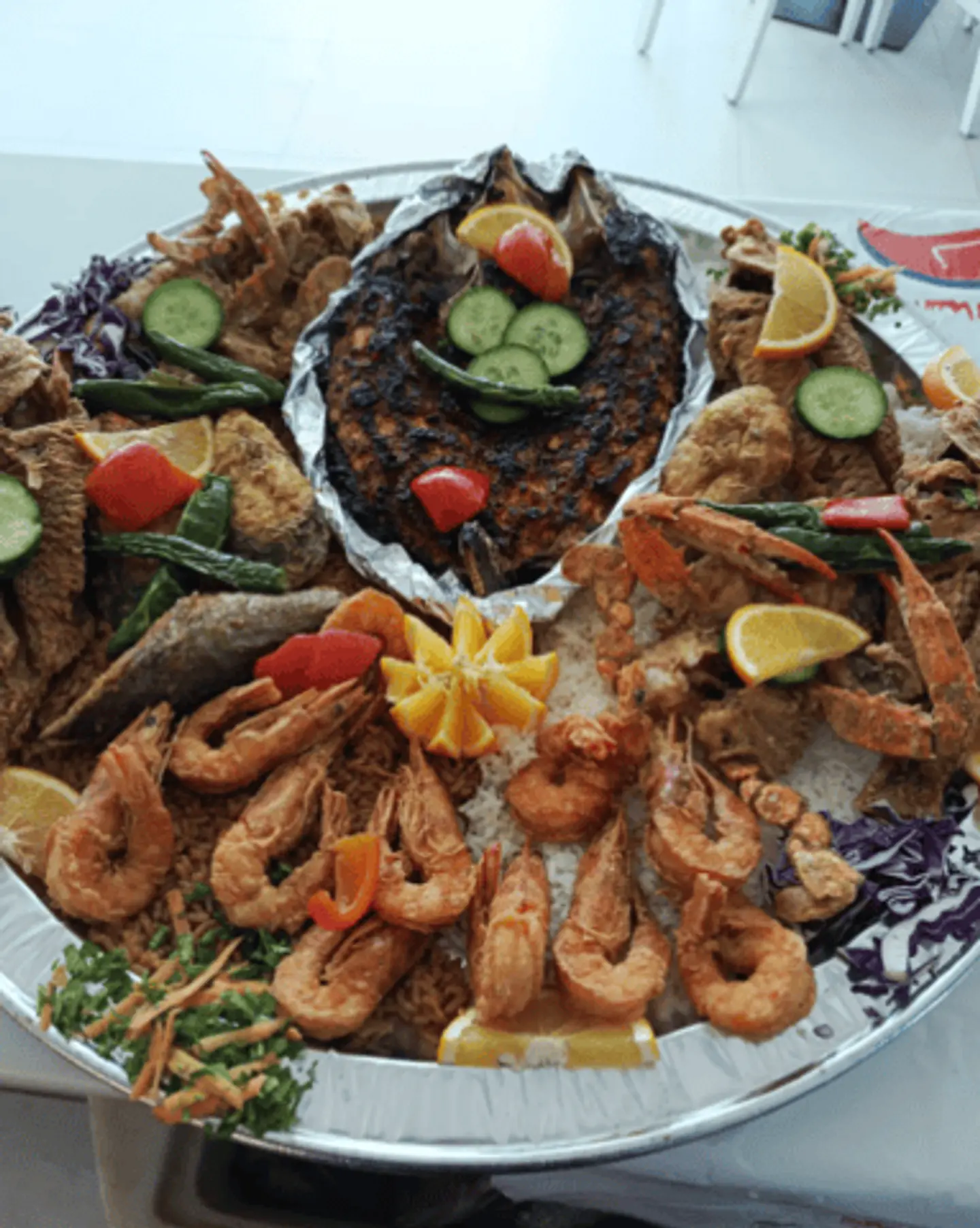 صينية مشكل، قاروس اسمر/ 2 سمك مقلي/ نص جمبري مقلي ارز طحينه