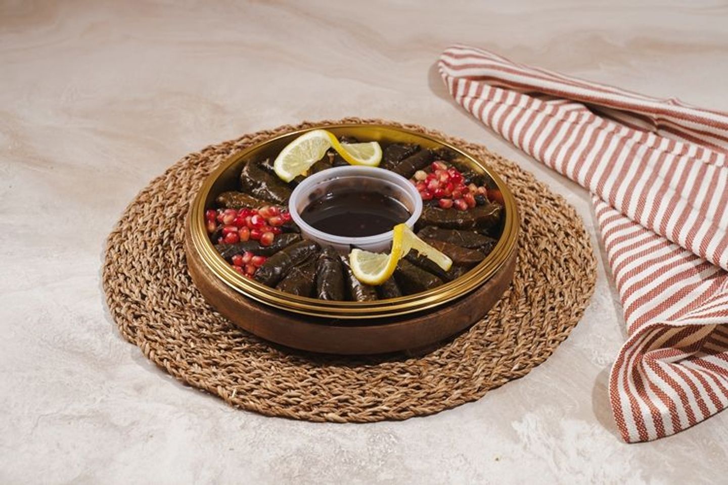 علبة ورق عنب وسط